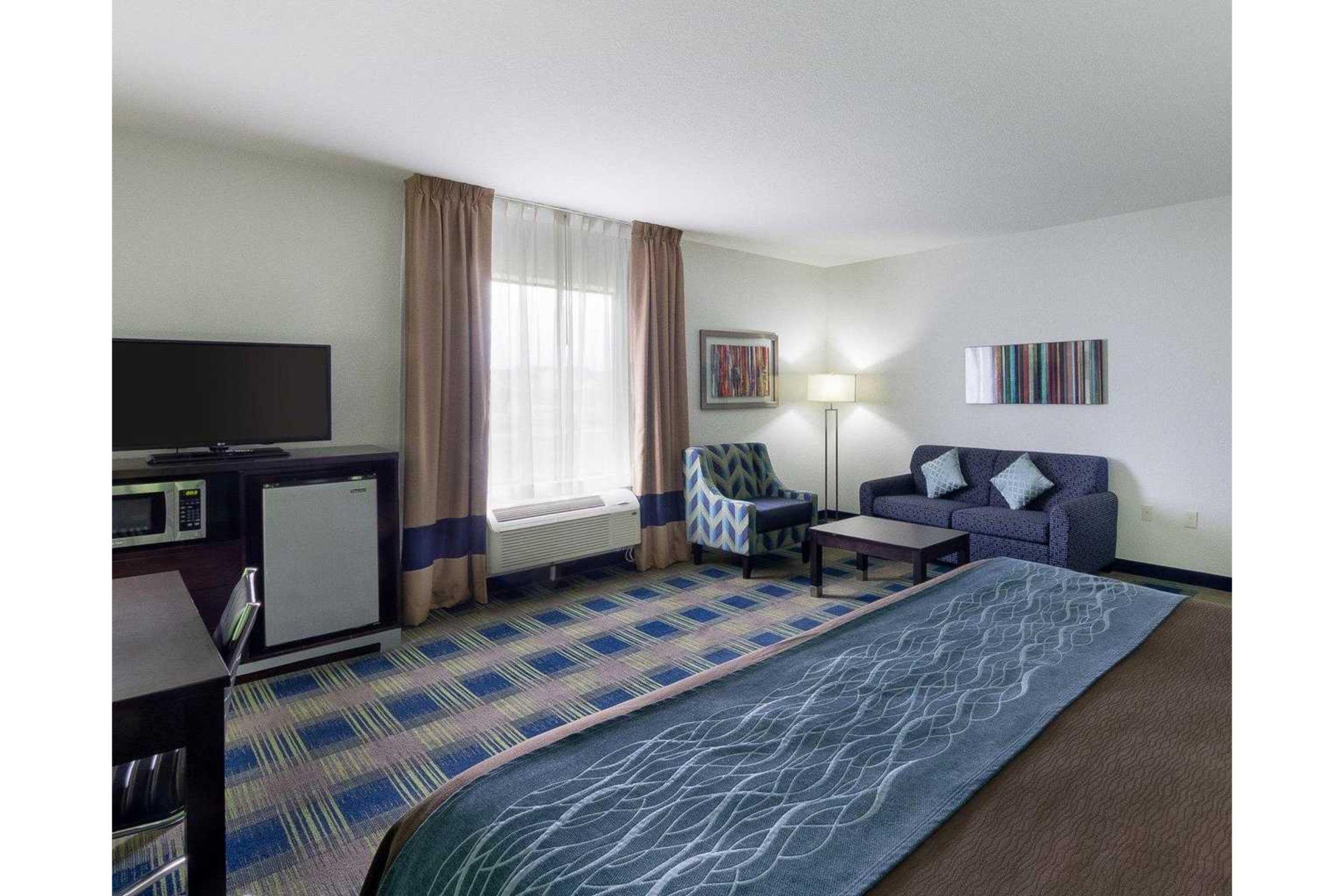 Comfort Inn & Suites Victoria North Exterior photo