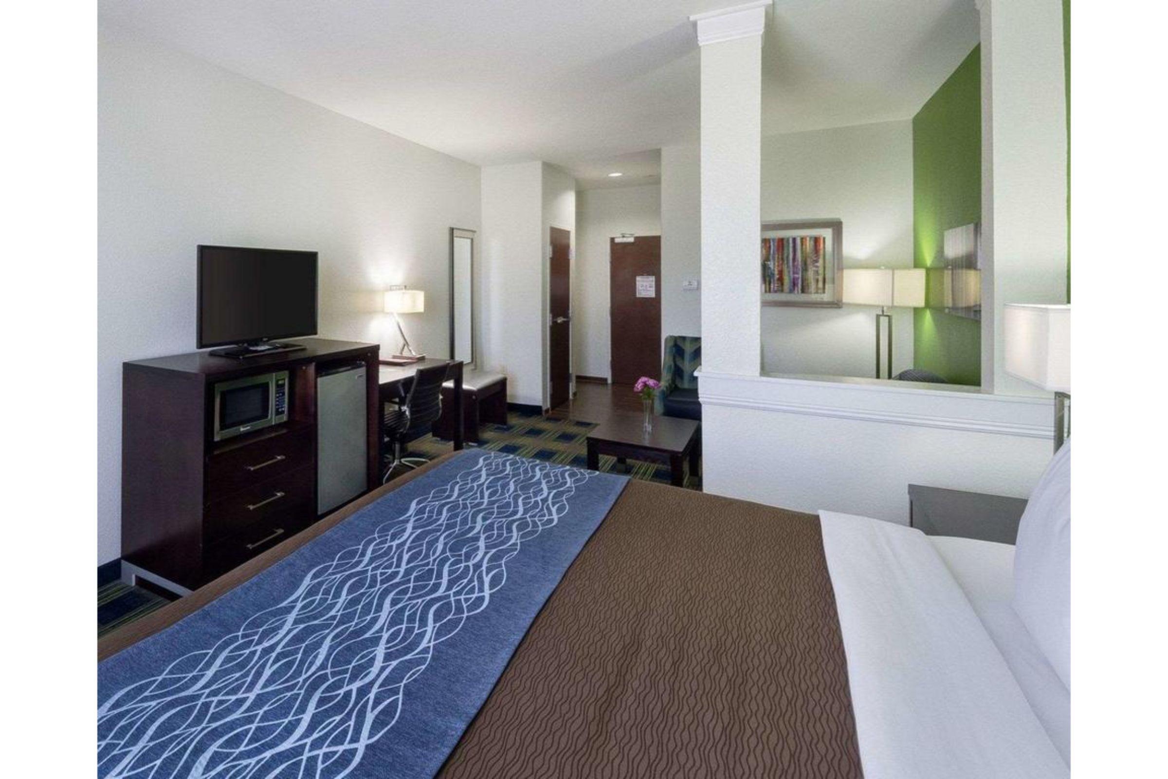 Comfort Inn & Suites Victoria North Exterior photo