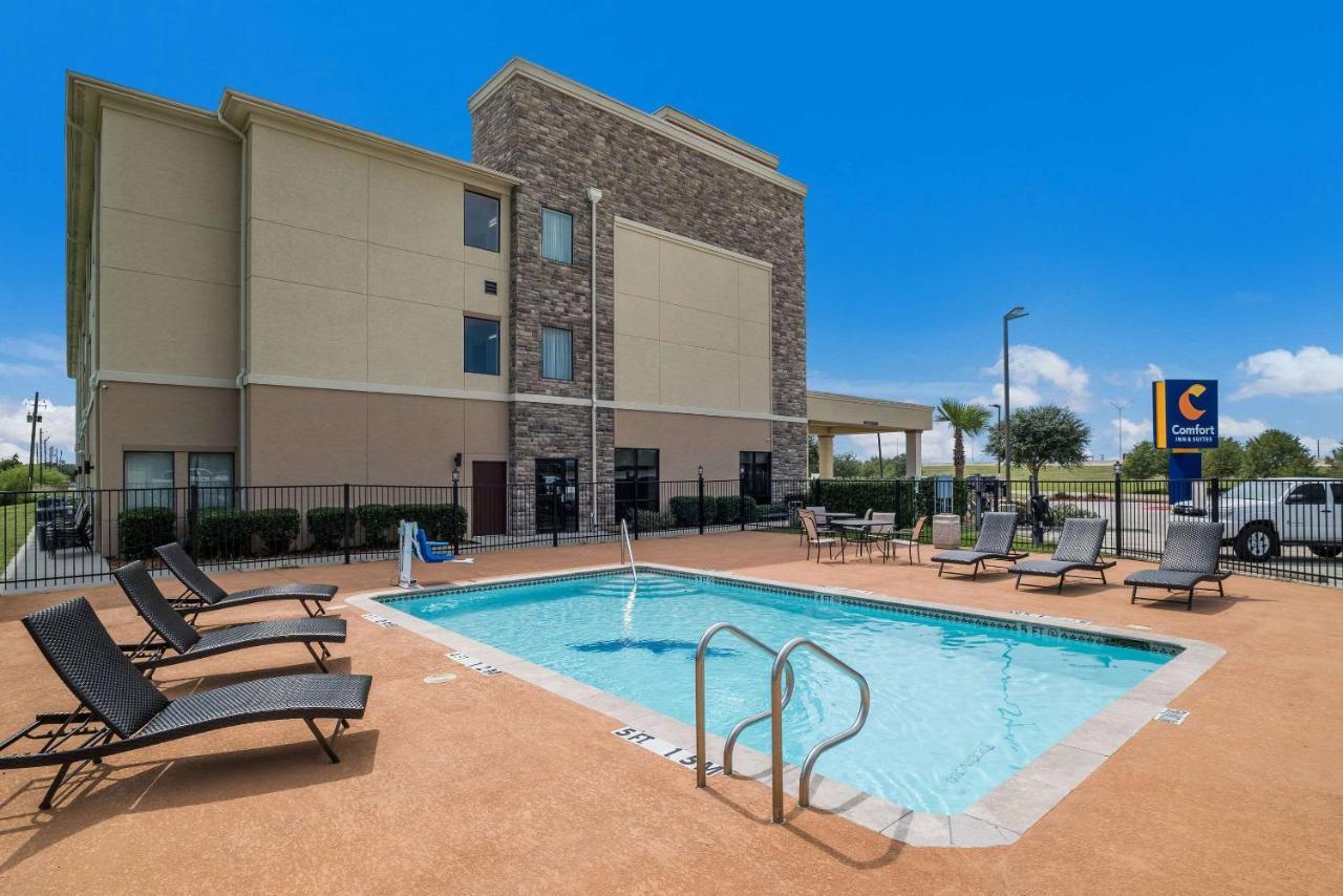 Comfort Inn & Suites Victoria North Exterior photo