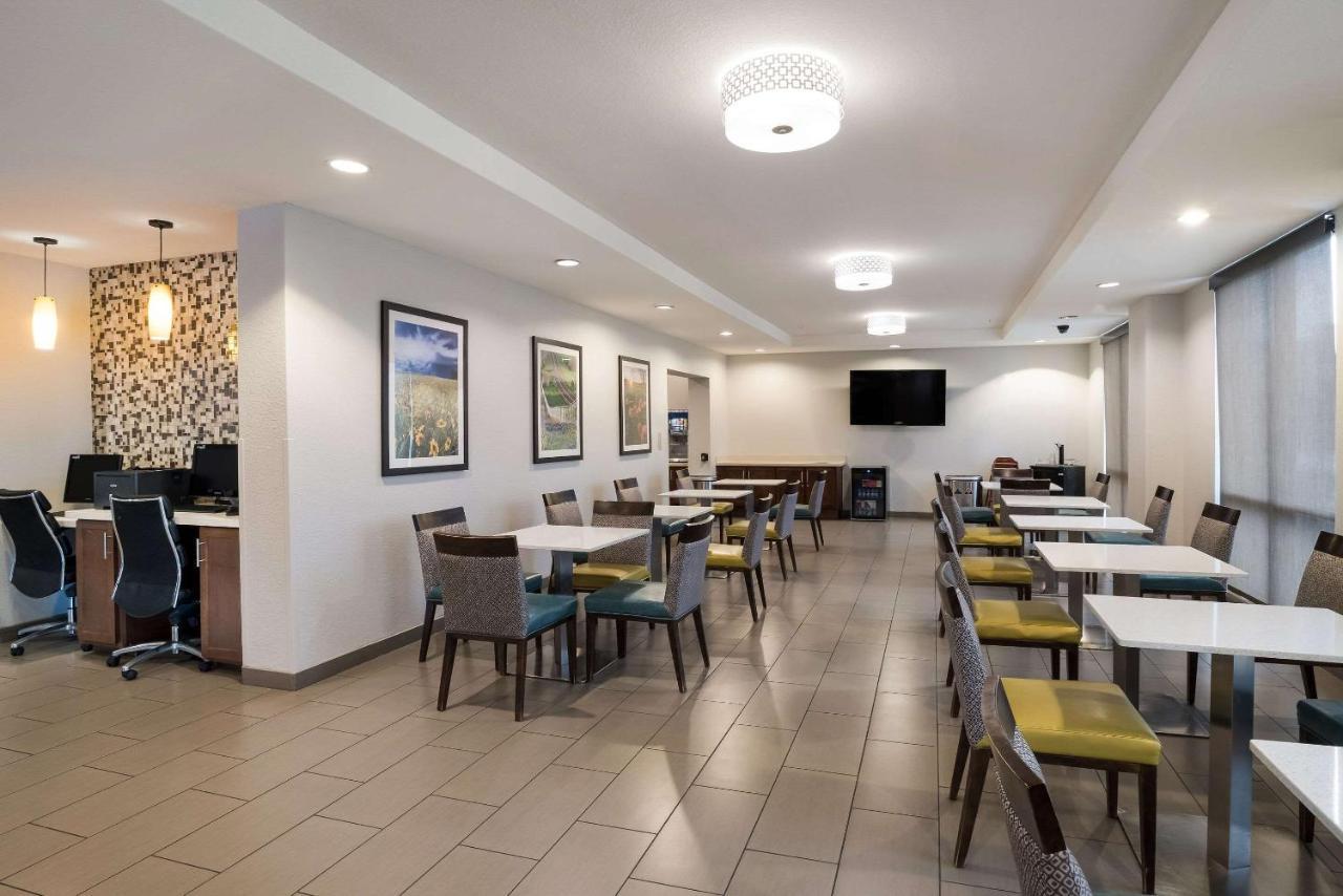 Comfort Inn & Suites Victoria North Exterior photo