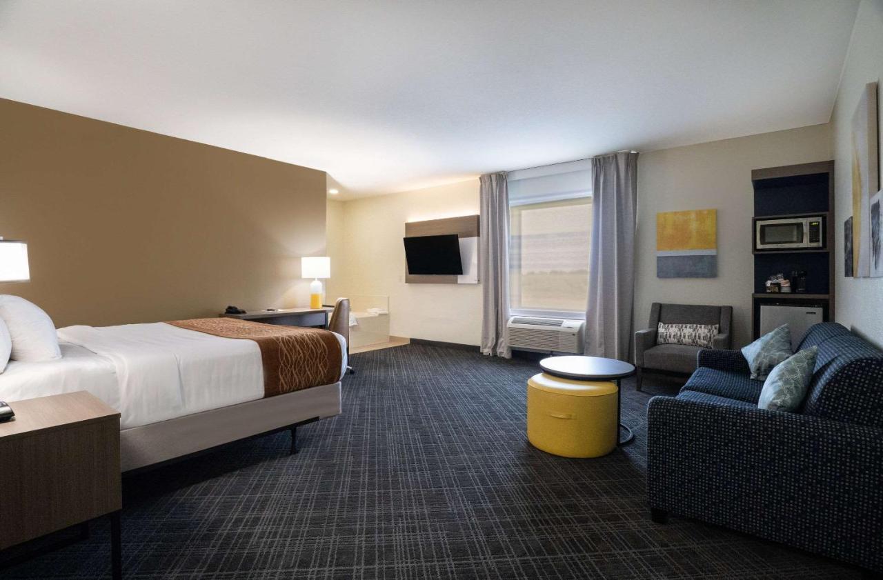 Comfort Inn & Suites Victoria North Exterior photo